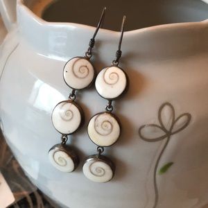 Shell earrings in silver